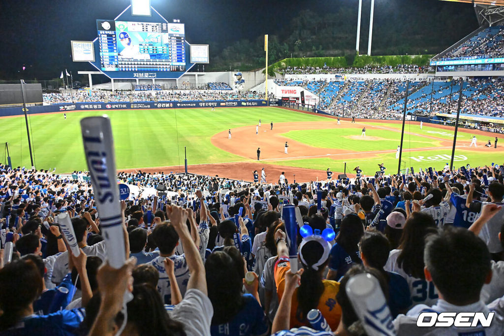 14일 대구삼성라이온즈파크에서 2024 신한 SOL 뱅크 KBO 리그 삼성 라이온즈와 KT 위즈의 경기가 열렸다. 홈팀 삼성은 원태인이 방문팀 KT는 쿠에바스가 선발 출전했다. 삼성 라이온즈 팬들이 응원을 하고 있다. 2024.08.14 / foto0307@osen.co.kr