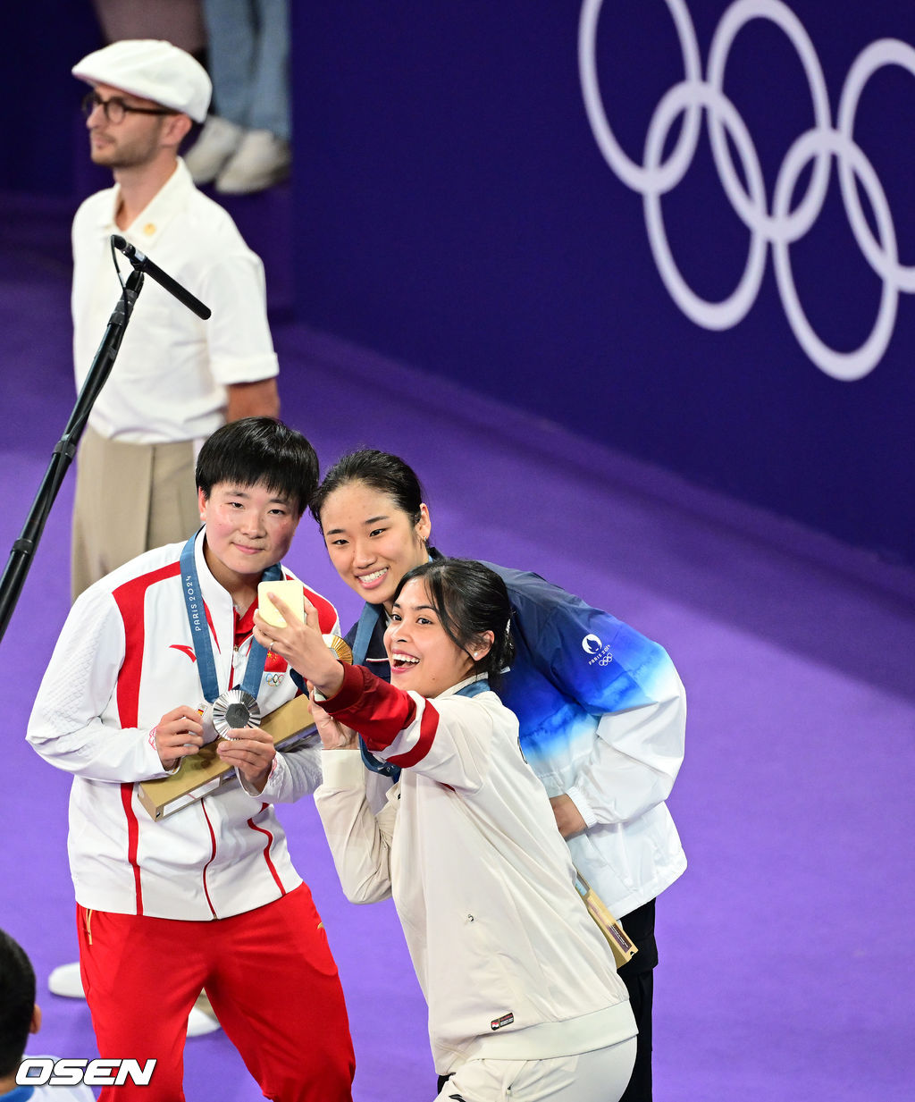 5일(한국시간) '셔틀콕 여제' 안세영(22, 삼성생명)이 꿈에 그리던 올림픽 금메달을 목에 걸었다.<br /><br />세계 랭킹 1위 안세영은 5일 오후(이하 한국시간) 프랑스 파리 포르트 드 라샤펠 경기장에서 열린 2024 파리올림픽 배드민턴 여자 단식 결승전에서 랭킹 9위 허빙자오(중국)를 2-0으로 꺾고 금메달을 획득 했다.  <br /><br />금메달 한국 안세영(가운데)와 은메달 중국 허빙자오, 동메달 인도네시아 툰중이 시상대에서 기념촬영을 있다. 2024.08.05 / dreamer@osen.co.kr