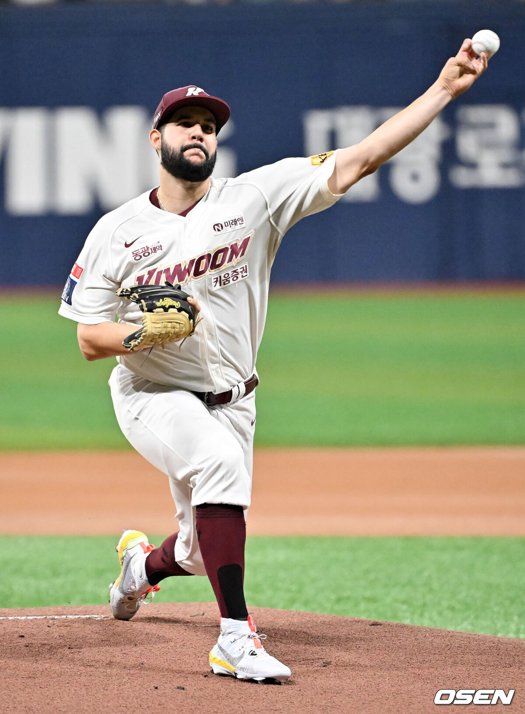 15일 오후 서울 고척스카이돔에서 ‘2024 신한 SOL BANK KBO리그’ 키움 히어로즈와 KIA 타이거즈의 경기가 진행됐다.이날 키움은 헤이수스를, KIA는 양현종을 선발투수로 내세웠다.키움 선발 헤이수스가 마운드 위에서 힘차게 공을 뿌리고 있다. 2024.08.15 / rumi@osen.co.kr