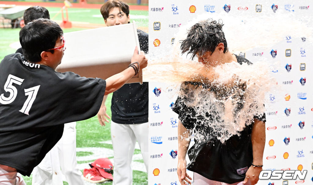 프로야구 KIA 타이거즈가 김도영(21)의 대기록 달성과 함께 주중 3연전 위닝시리즈를 가져갔다. KIA는 15일 서울 고척스카이돔에서 열린 ‘2024 신한은행 SOL Bank KBO리그’ 키움 히어로즈와의 경기에서 12-1로 승리했다. 도영은 헤이수스를 상대로 투런홈런을 터뜨리며 마침내 역대 9번째이자 최연소 30홈런-30도루를 달성했다.경기를 마치고 KIA 김도영이 양현종에게 축하 물세례를 받고 있다. 2024.08.15 / rumi@osen.co.kr