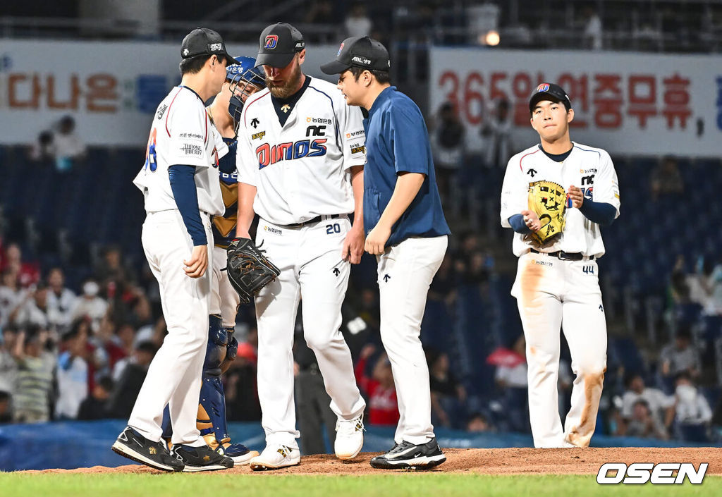 15일 창원NC파크에서 2024 신한 SOL 뱅크 KBO 리그 NC 다이노스와 SSG 랜더스의 경기가 열렸다. 홈팀 NC는 요키시가 홈 첫 등판을 하고 방문팀 SSG는 엘리아스가 선발 출전했다. NC 다이노스 선발투수 요키시가 5회초 SSG 랜더스 김성현과 최정에게 홈런을 맞고 3실점 후 교체되고 있다. 2024.08.15 / foto0307@osen.co.kr