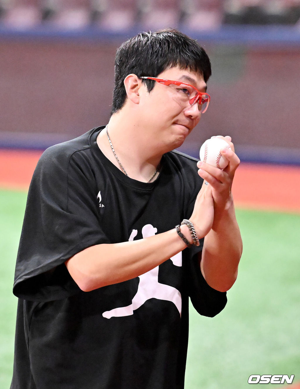 프로야구 KIA 타이거즈가 김도영(21)의 대기록 달성과 함께 주중 3연전 위닝시리즈를 가져갔다. KIA는 15일 서울 고척스카이돔에서 열린 ‘2024 신한은행 SOL Bank KBO리그’ 키움 히어로즈와의 경기에서 12-1로 승리했다. 김도영은 헤이수스를 상대로 투런홈런을 터뜨리며 마침내 역대 9번째이자 최연소 30홈런-30도루를 달성했다.경기를 마치고 KIA 양현종이 박수를 보내고 있다. 2024.08.15 / rumi@osen.co.kr