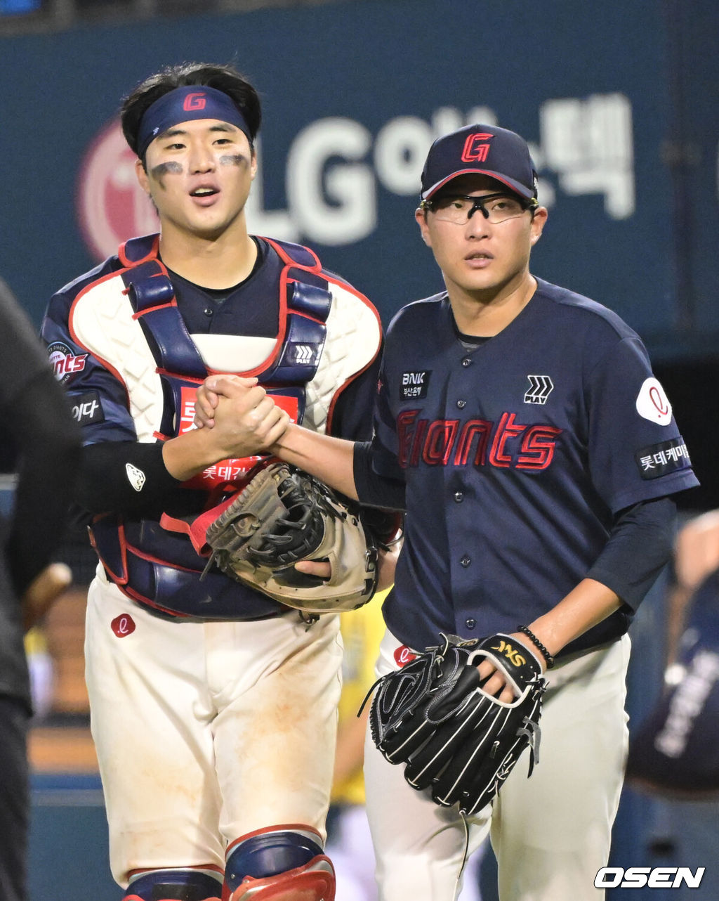 15일 오후 서울 잠실야구장에서 '2024 신한 SOL Bank KBO리그' 두산 베어스와 롯데 자이언츠의 경기가 열렸다.이날 두산은 최원준, 롯데는 박세웅을 선발로 내세웠다.5회말  2사 3루 롯데 박세웅이 두산 양석환을 파울플라이로 처리한 뒤 포수 손성빈과 기뻐하고 있다. 2024.08.15 / 