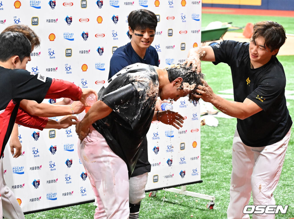 프로야구 KIA 타이거즈가 김도영(21)의 대기록 달성과 함께 주중 3연전 위닝시리즈를 가져갔다. KIA는 15일 서울 고척스카이돔에서 열린 ‘2024 신한은행 SOL Bank KBO리그’ 키움 히어로즈와의 경기에서 12-1로 승리했다. 도영은 헤이수스를 상대로 투런홈런을 터뜨리며 마침내 역대 9번째이자 최연소 30홈런-30도루를 달성했다.경기를 마치고 KIA 김도영 축하 케이크 세례를 받고 있다. 2024.08.15 / rumi@osen.co.kr