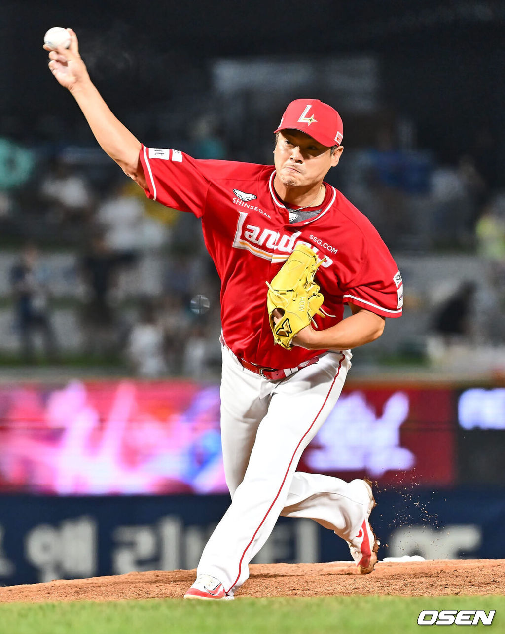 15일 창원NC파크에서 2024 신한 SOL 뱅크 KBO 리그 NC 다이노스와 SSG 랜더스의 경기가 열렸다. 홈팀 NC는 요키시가 홈 첫 등판을 하고 방문팀 SSG는 엘리아스가 선발 출전했다. SSG 랜더스 노경은이 6회말 등판해 역투하고 있다. 2024.08.15 / foto0307@osen.co.kr