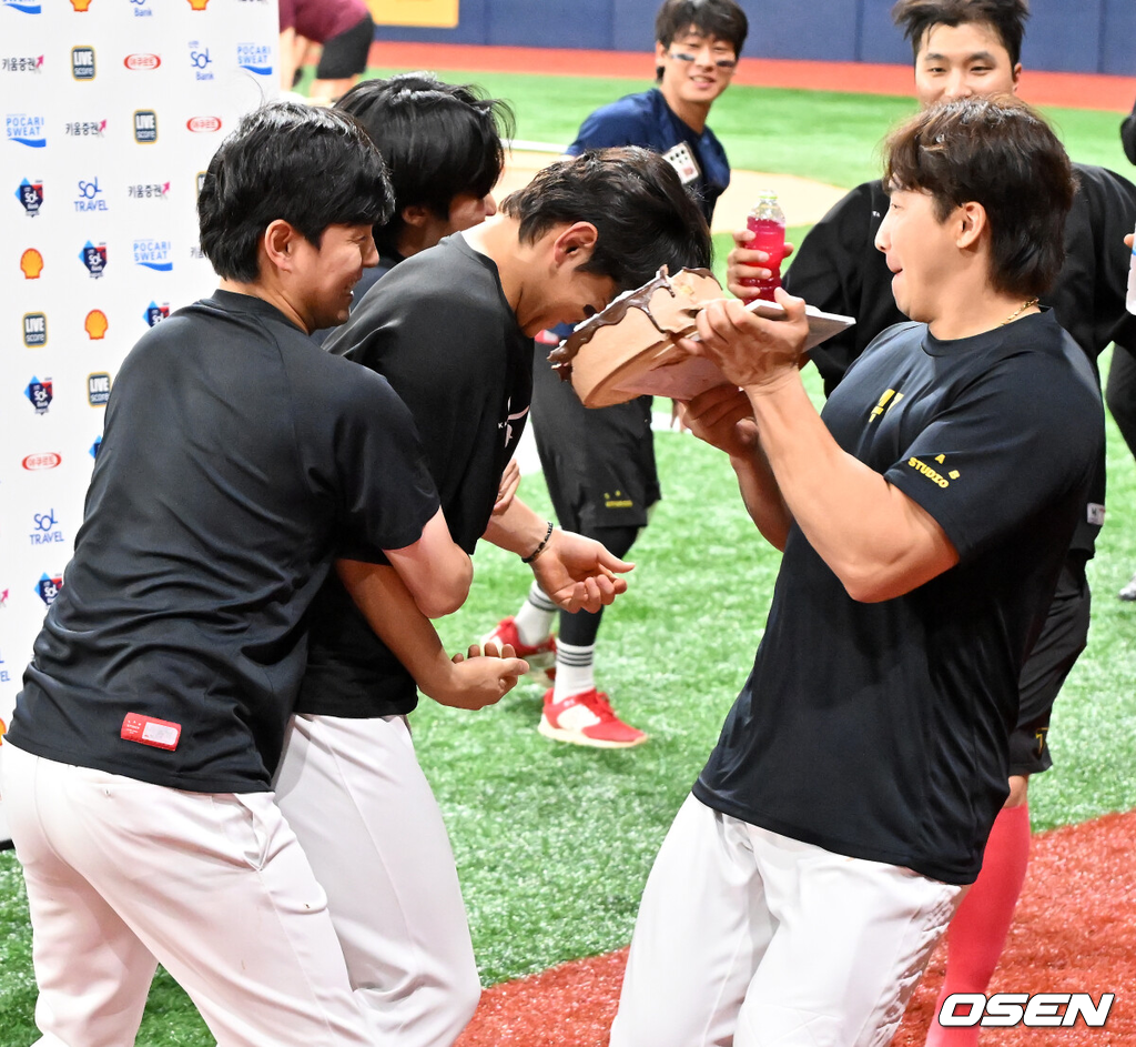 프로야구 KIA 타이거즈가 김도영(21)의 대기록 달성과 함께 주중 3연전 위닝시리즈를 가져갔다. KIA는 15일 서울 고척스카이돔에서 열린 ‘2024 신한은행 SOL Bank KBO리그’ 키움 히어로즈와의 경기에서 12-1로 승리했다. 도영은 헤이수스를 상대로 투런홈런을 터뜨리며 마침내 역대 9번째이자 최연소 30홈런-30도루를 달성했다.경기를 마치고 KIA 김도영이 나성범에게 축하 케이크 세례를 받고 있다. 2024.08.15 / rumi@osen.co.kr