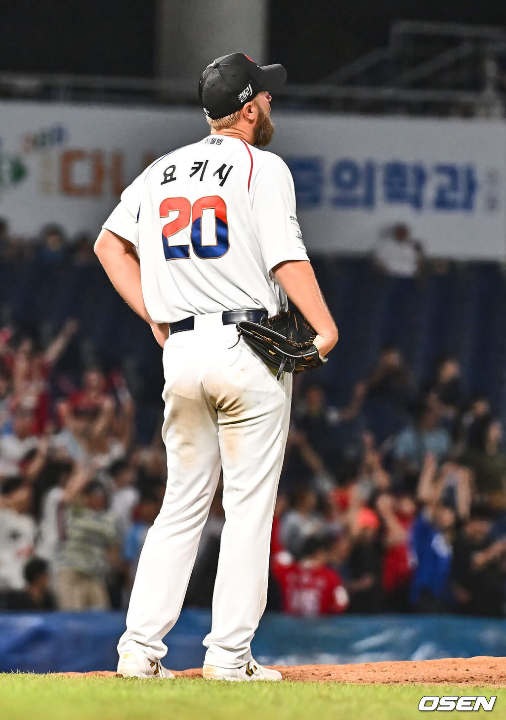 15일 창원NC파크에서 2024 신한 SOL 뱅크 KBO 리그 NC 다이노스와 SSG 랜더스의 경기가 열렸다. 홈팀 NC는 요키시가 홈 첫 등판을 하고 방문팀 SSG는 엘리아스가 선발 출전했다. NC 다이노스 요키시가 5회초 1사 SSG 랜더스 최정에게 백투백 홈런을 맞고 타구를 바라보고 있다. 2024.08.15 / foto0307@osen.co.kr