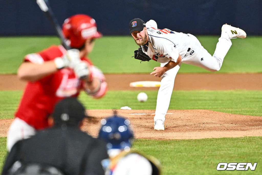 15일 창원NC파크에서 2024 신한 SOL 뱅크 KBO 리그 NC 다이노스와 SSG 랜더스의 경기가 열렸다. 홈팀 NC는 요키시가 홈 첫 등판을 하고 방문팀 SSG는 엘리아스가 선발 출전했다. NC 다이노스 선발투수 요키시가 SSG 랜더스 최정과 맞대결을 펼치고 있다. 2024.08.15 / foto0307@osen.co.kr