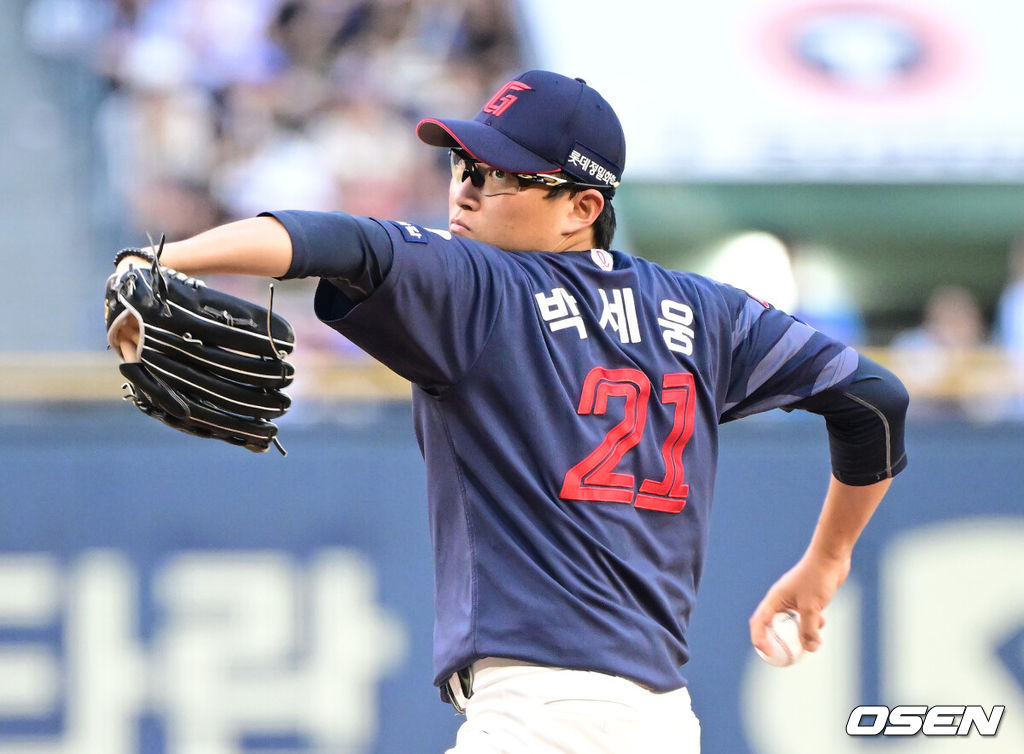 15일 오후 서울 잠실야구장에서 '2024 신한 SOL Bank KBO리그' 두산 베어스와 롯데 자이언츠의 경기가 열렸다.이날 두산은 최원준, 롯데는 박세웅을 선발로 내세웠다.1회말 롯데 선발 박세웅이 마운드에 올라 힘차게 공을 뿌리고 있다. 2024.08.15 / ksl0919@osen.co.kr