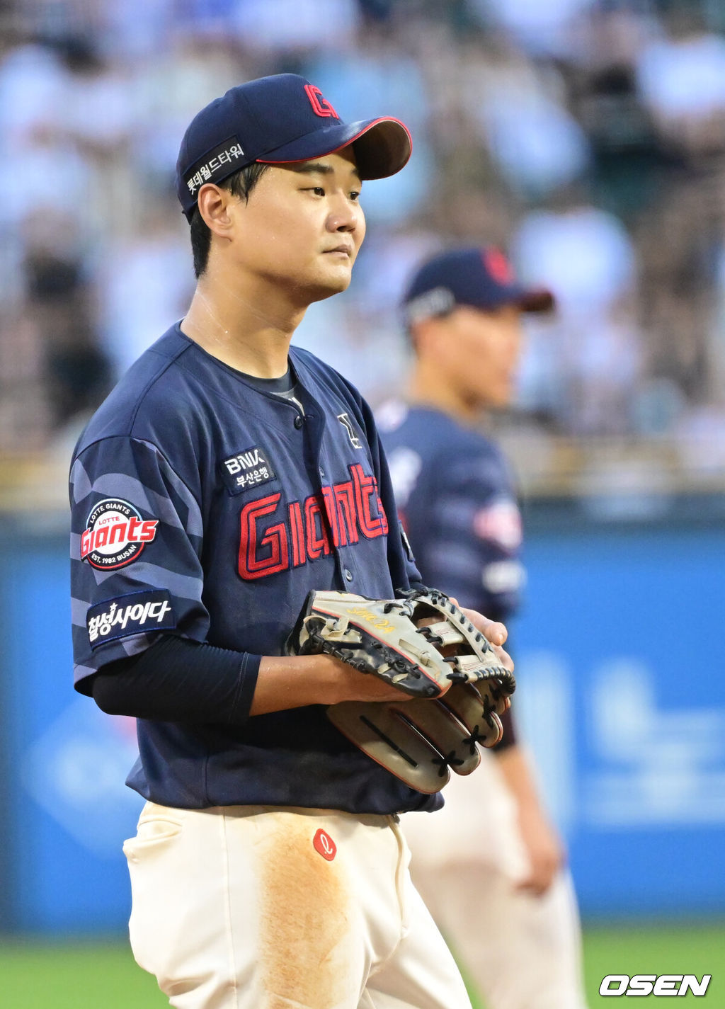 15일 오후 서울 잠실야구장에서 '2024 신한 SOL Bank KBO리그' 두산 베어스와 롯데 자이언츠의 경기가 열렸다.이날 두산은 최원준, 롯데는 박세웅을 선발로 내세웠다.3회말 1사 1, 3루 두산 양의지의 3루수 땅볼 때 타구가 글러브에 끼어 2루로 던지지 못한 롯데 3루수 손호영이 아쉬워하고 있다. 이때 두산 3루주자 조수행이 홈으로 내달려 득점을 올렸다. 2024.08.15 / ksl0919@osen.co.kr