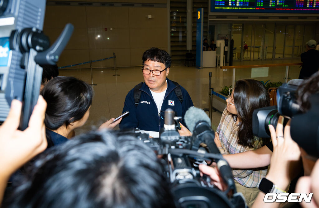 2024 파리 올림픽 배드민턴 대표팀의 수장 배드민턴 협회 김택규 회장이 7일 오전 인천국제공항을 통해 선수단 보다 먼저 귀국했다.세계랭킹 1위 안세영은 지난 5일(한국시간) 프랑스 파리 포르트 드 라 샤펠 경기장에서 열린 2024 파리 올림픽 배드민턴 여자 단식 결승전에서 세계랭킹 9위 허빙자오(중국)를 2-0(21-13, 21-16)으로 꺾고 우승을 차지했다. 하지만 안세영은 경기 후 대한배드민턴협회의 선수 부상관리, 선수 육성 및 훈련방식, 협회의 의사결정 체계, 대회출전 등에 대한 문제점을 지적하는 폭탄 발언으로 눈길을 끌었다. 배드민턴 협회 김택규 회장을 입국장을 통과한 후 취재진과 얘기를 나누고 있다. 2024.08.07 /rumi@osen.co.kr