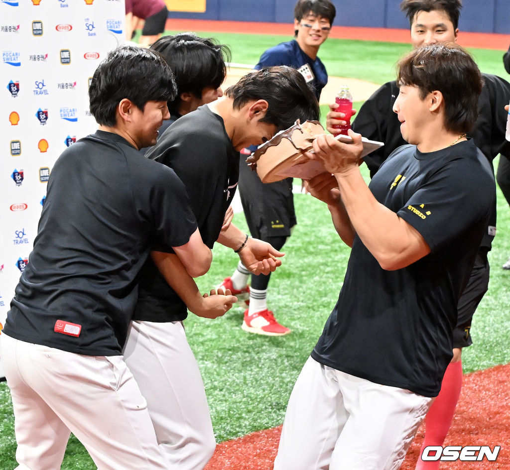 프로야구 KIA 타이거즈가 김도영(21)의 대기록 달성과 함께 주중 3연전 위닝시리즈를 가져갔다. KIA는 15일 서울 고척스카이돔에서 열린 ‘2024 신한은행 SOL Bank KBO리그’ 키움 히어로즈와의 경기에서 12-1로 승리했다. 도영은 헤이수스를 상대로 투런홈런을 터뜨리며 마침내 역대 9번째이자 최연소 30홈런-30도루를 달성했다.경기를 마치고 KIA 김도영이 나성범에게 축하 케이크 세례를 받고 있다. 2024.08.15 / rumi@osen.co.kr