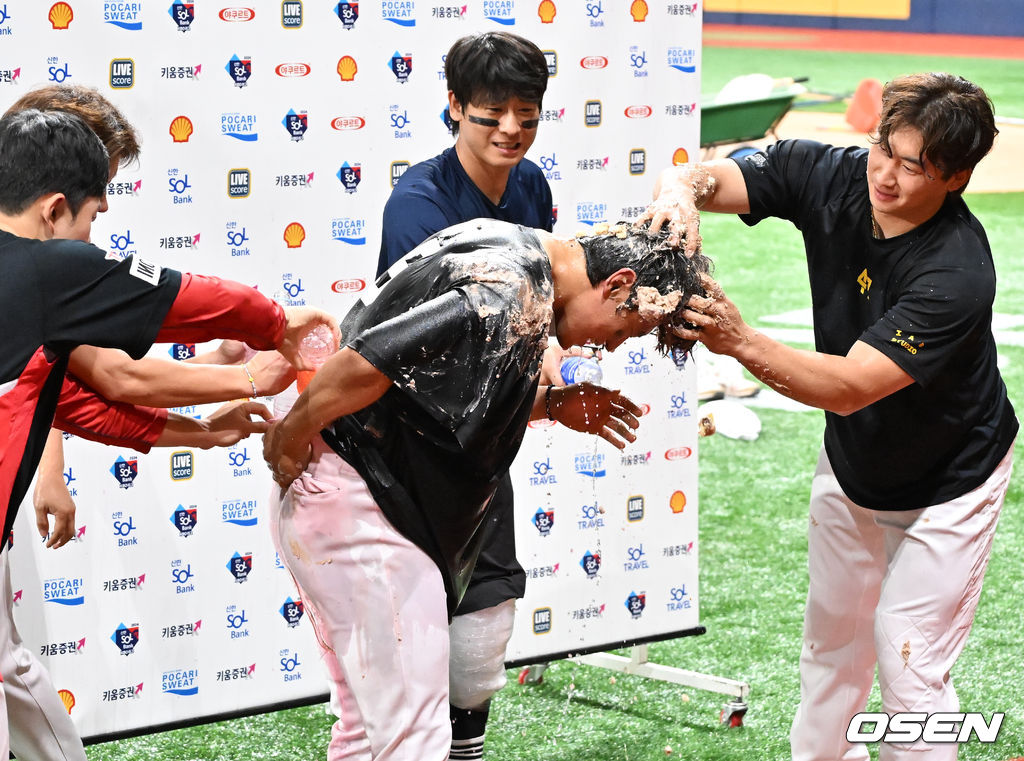 프로야구 KIA 타이거즈가 김도영(21)의 대기록 달성과 함께 주중 3연전 위닝시리즈를 가져갔다. KIA는 15일 서울 고척스카이돔에서 열린 ‘2024 신한은행 SOL Bank KBO리그’ 키움 히어로즈와의 경기에서 12-1로 승리했다. 김도영은 헤이수스를 상대로 투런홈런을 터뜨리며 마침내 역대 9번째이자 최연소 30홈런-30도루를 달성했다.경기를 마치고 KIA 김도영 축하 케이크 세례를 받고 있다. 2024.08.15 / rumi@osen.co.kr