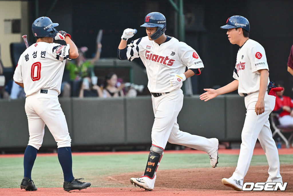 16일 부산 사직야구장에서 2024 신한 SOL 뱅크 KBO 리그 롯데 자이언츠와 키움 히어로즈의 경기가 열렸다. 홈팀 롯데는 반즈가 선발 출전하고 키움은 이종민이 선발 출전했다.롯데 자이언츠 손호영이 1회말 1사 2루 중월 2점 홈런을 치고 하이파이브를 하고 있다. 2024.08.16 / foto0307@osen.co.kr