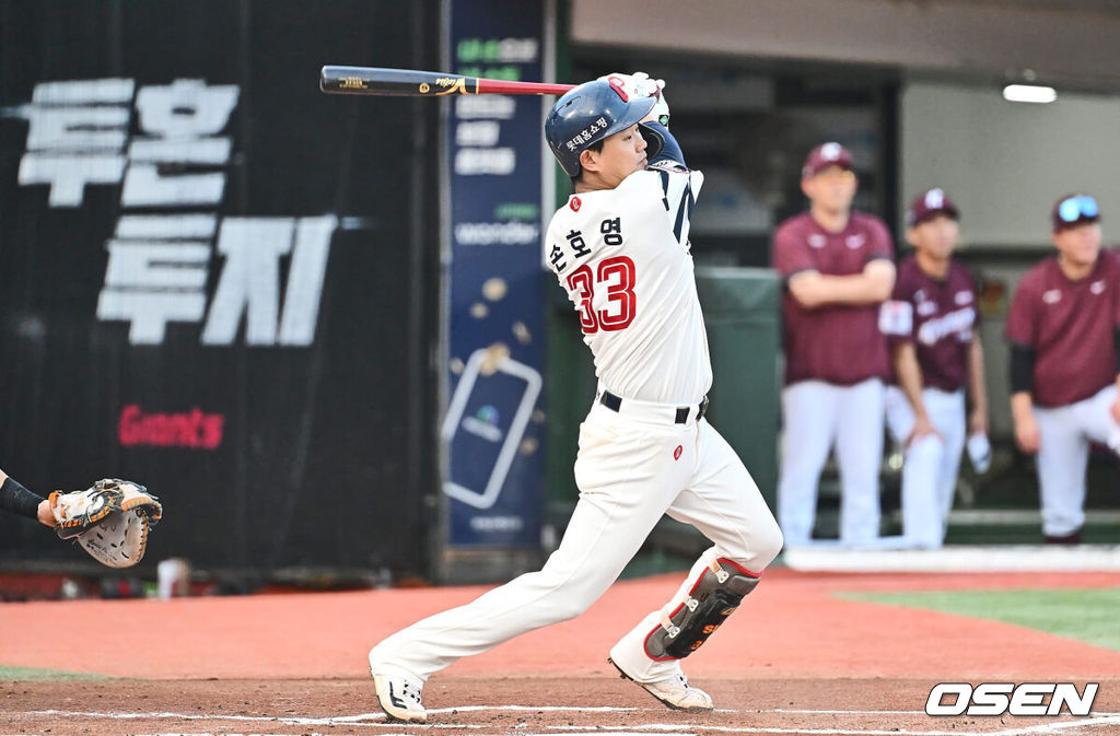 16일 부산 사직야구장에서 2024 신한 SOL 뱅크 KBO 리그 롯데 자이언츠와 키움 히어로즈의 경기가 열렸다. 홈팀 롯데는 반즈가 선발 출전하고 키움은 이종민이 선발 출전했다.롯데 자이언츠 손호영이 1회말 1사 2루 중월 2점 홈런을 치고 있다. 2024.08.16 / foto0307@osen.co.kr