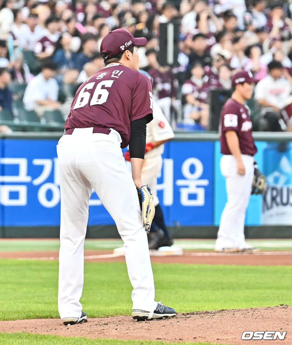 16일 부산 사직야구장에서 2024 신한 SOL 뱅크 KBO 리그 롯데 자이언츠와 키움 히어로즈의 경기가 열렸다. 홈팀 롯데는 반즈가 선발 출전하고 키움은 이종민이 선발 출전했다.키움 히어로즈 선발 투수 이종민이 1회말 1사 2루 롯데 자이언츠 손호영에게 중월 2점 홈런을 맞고 타구를 바라보고 있다. 2024.08.16 / foto0307@osen.co.kr