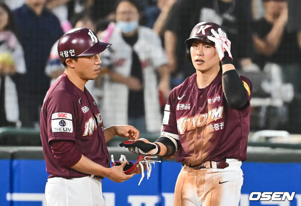 16일 부산 사직야구장에서 2024 신한 SOL 뱅크 KBO 리그 롯데 자이언츠와 키움 히어로즈의 경기가 열렸다. 홈팀 롯데는 반즈가 선발 출전하고 키움은 이종민이 선발 출전했다.키움 히어로즈 김혜성이 중견수 오른쪽 뒤 3루타를 치고 세이프되고 있다. 2024.08.16 / foto0307@osen.co.kr