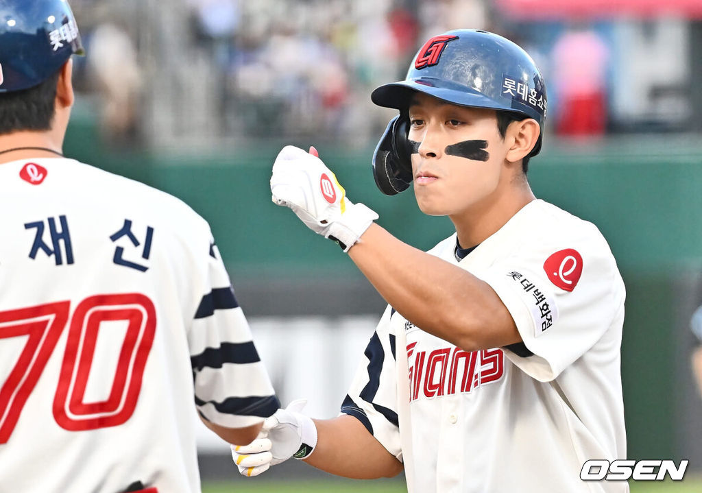 16일 부산 사직야구장에서 2024 신한 SOL 뱅크 KBO 리그 롯데 자이언츠와 키움 히어로즈의 경기가 열렸다. 홈팀 롯데는 반즈가 선발 출전하고 키움은 이종민이 선발 출전했다.롯데 자이언츠 황성빈이 4회말 2사 2루 중견수 오른쪽 1타점 안타를 치고 하이파이브를 하고 있다. 2024.08.16 / foto0307@osen.co.kr