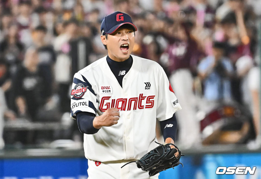 16일 부산 사직야구장에서 2024 신한 SOL 뱅크 KBO 리그 롯데 자이언츠와 키움 히어로즈의 경기가 열렸다. 홈팀 롯데는 반즈가 선발 출전하고 키움은 이종민이 선발 출전했다.롯데 자이언츠 구승민이 8회초 1사 키움 히어로즈 김건희를 삼진으로 잡고 포효하고 있다. 2024.08.16 / foto0307@osen.co.kr