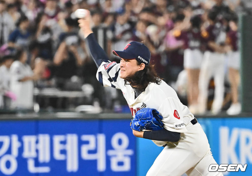 16일 부산 사직야구장에서 2024 신한 SOL 뱅크 KBO 리그 롯데 자이언츠와 키움 히어로즈의 경기가 열렸다. 홈팀 롯데는 반즈가 선발 출전하고 키움은 이종민이 선발 출전했다.롯데 자이언츠 김원중이 역투하고 있다. 2024.08.16 / foto0307@osen.co.kr