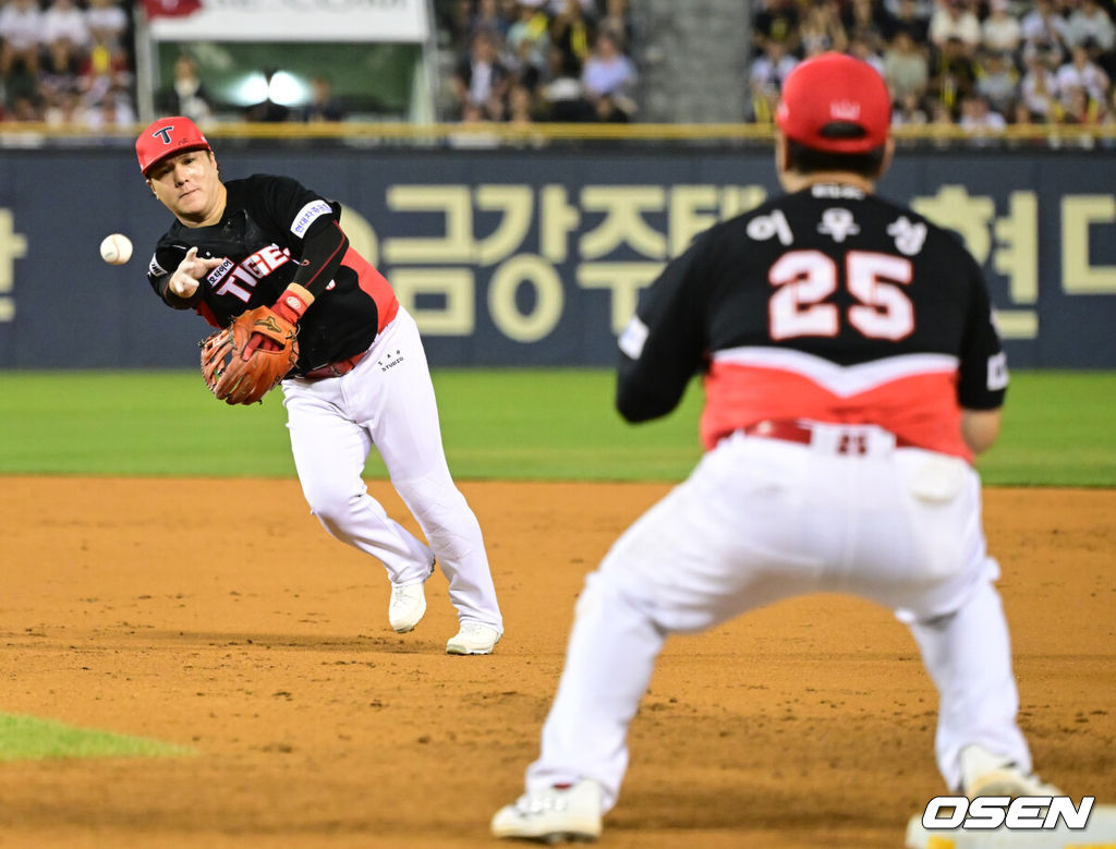 16일 오후 서울 잠실야구장에서 '2024 신한 SOL Bank KBO리그' LG 트윈스와 KIA 타이거즈의 경기가 열렸다.이날 LG는 최원태, KIA는 김도현을 선발로 내세웠다.4회말 2사 1, 2루 LG 최원영의 2루수 땅볼 때 KIA 2루수 김선빈이 타구를 1루로 송구하고 있다. 주자 아웃. 2024.08.16 / ksl0919@osen.co.kr