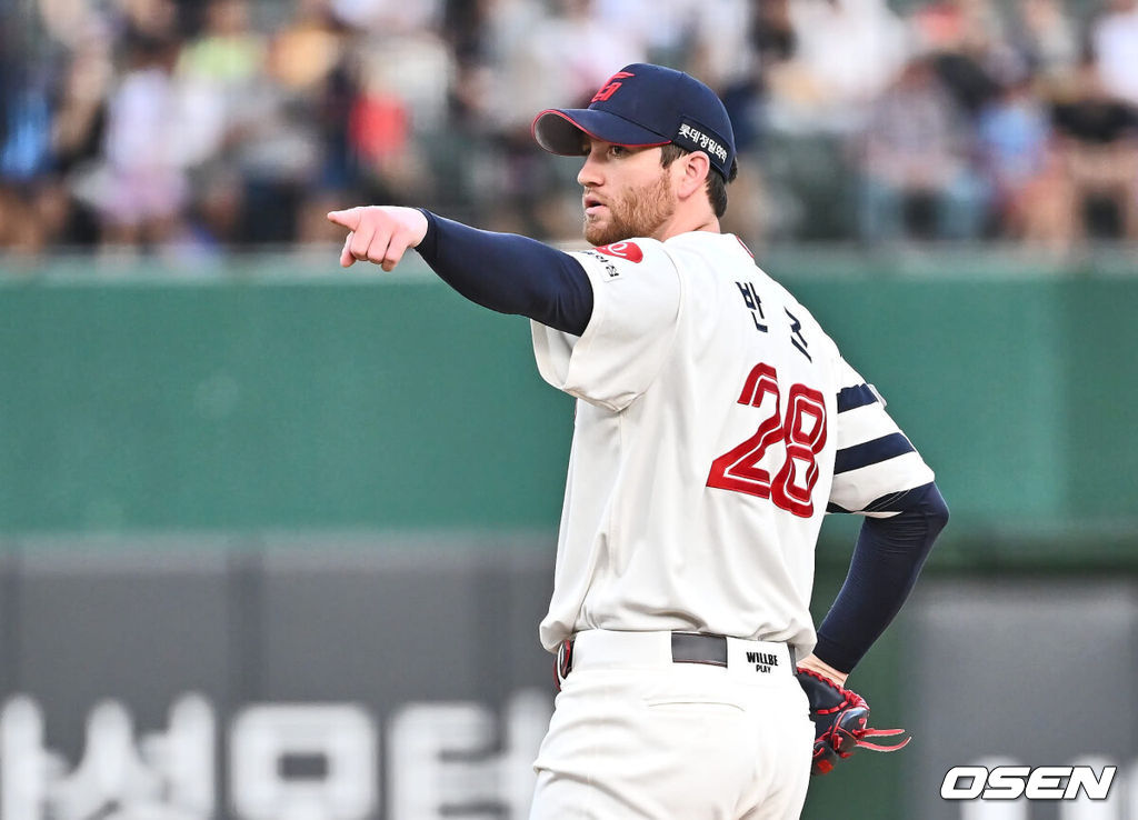 16일 부산 사직야구장에서 2024 신한 SOL 뱅크 KBO 리그 롯데 자이언츠와 키움 히어로즈의 경기가 열렸다. 홈팀 롯데는 반즈가 선발 출전하고 키움은 이종민이 선발 출전했다.롯데 자이언츠 선발 투수 반즈가 1회초 1사 키움 히어로즈 김혜성의 스윙이라며 손으로 가리키고 있다. 2024.08.16 / foto0307@osen.co.kr