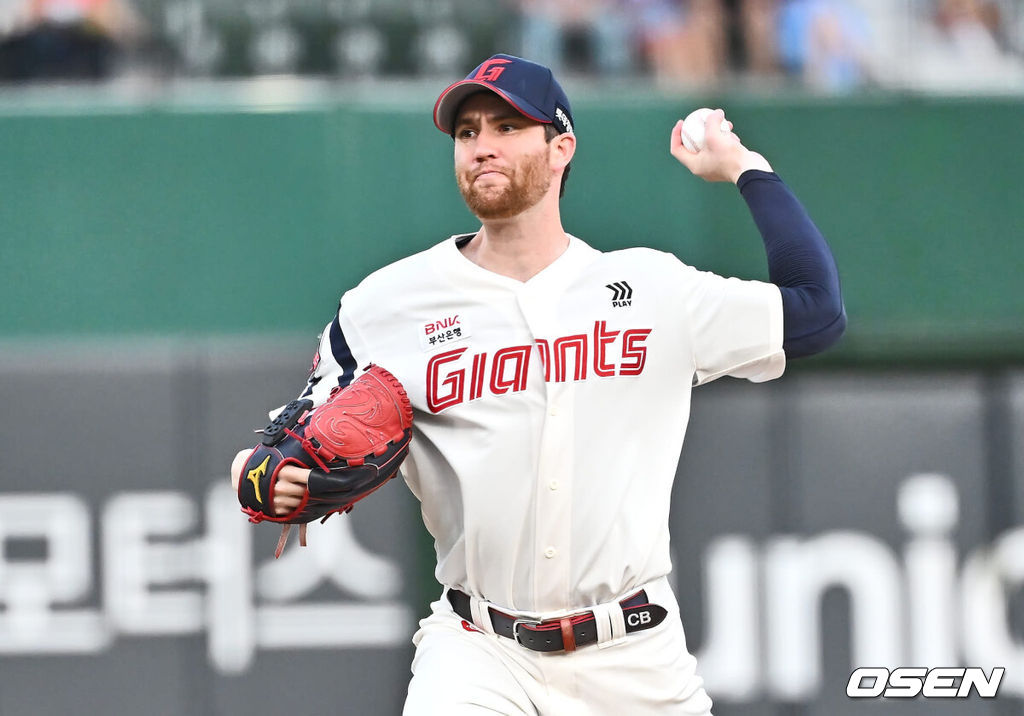 16일 부산 사직야구장에서 2024 신한 SOL 뱅크 KBO 리그 롯데 자이언츠와 키움 히어로즈의 경기가 열렸다. 홈팀 롯데는 반즈가 선발 출전하고 키움은 이종민이 선발 출전했다.롯데 자이언츠 선발 투수 반즈가 역투하고 있다. 2024.08.16 / foto0307@osen.co.kr