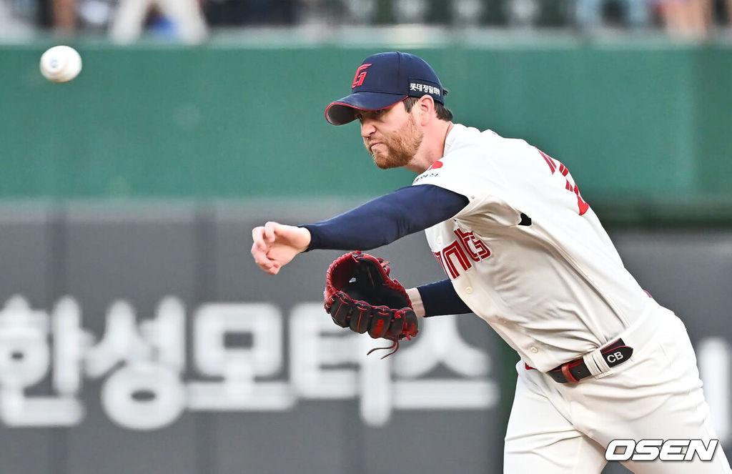 16일 부산 사직야구장에서 2024 신한 SOL 뱅크 KBO 리그 롯데 자이언츠와 키움 히어로즈의 경기가 열렸다. 홈팀 롯데는 반즈가 선발 출전하고 키움은 이종민이 선발 출전했다.롯데 자이언츠 선발 투수 반즈가 역투하고 있다. 2024.08.16 / foto0307@osen.co.kr