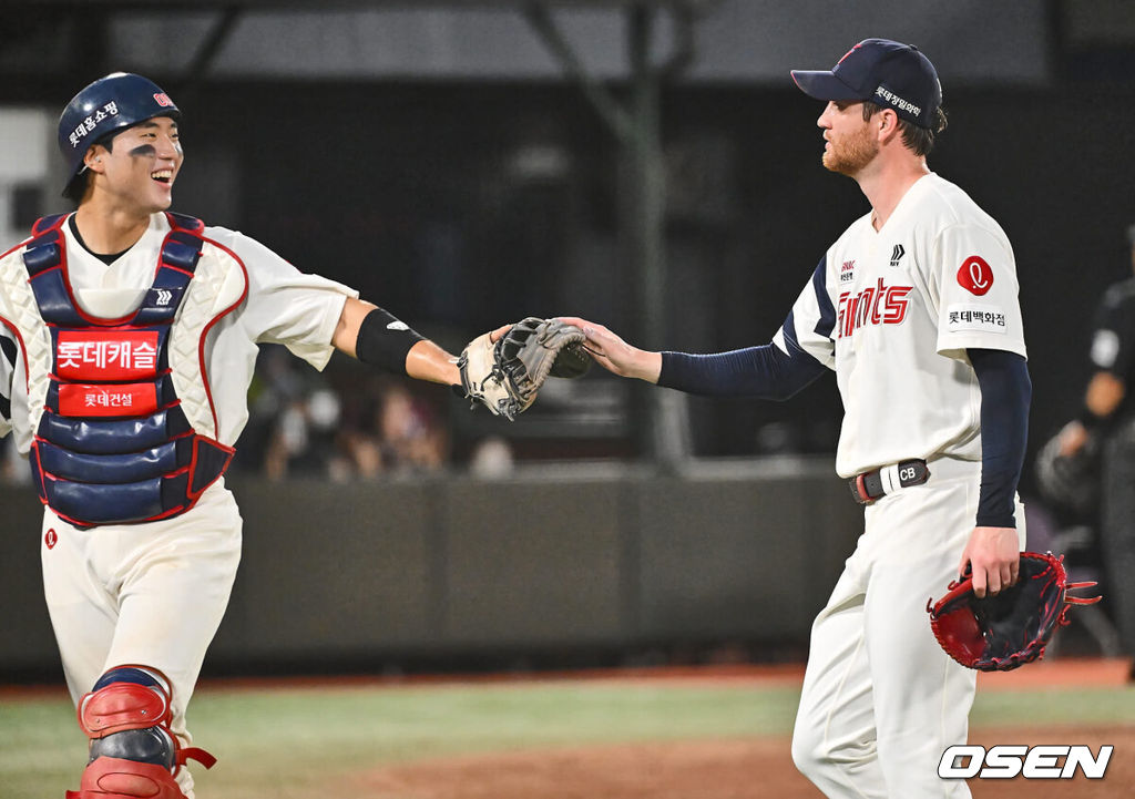 16일 부산 사직야구장에서 2024 신한 SOL 뱅크 KBO 리그 롯데 자이언츠와 키움 히어로즈의 경기가 열렸다. 홈팀 롯데는 반즈가 선발 출전하고 키움은 이종민이 선발 출전했다.롯데 자이언츠 선발 투수 반즈가 3회초 2사 3루 키움 히어로즈 송성문을 2루 땅볼로 잡고 손성빈과 하이파이브를 하고 있다. 2024.08.16 / foto0307@osen.co.kr