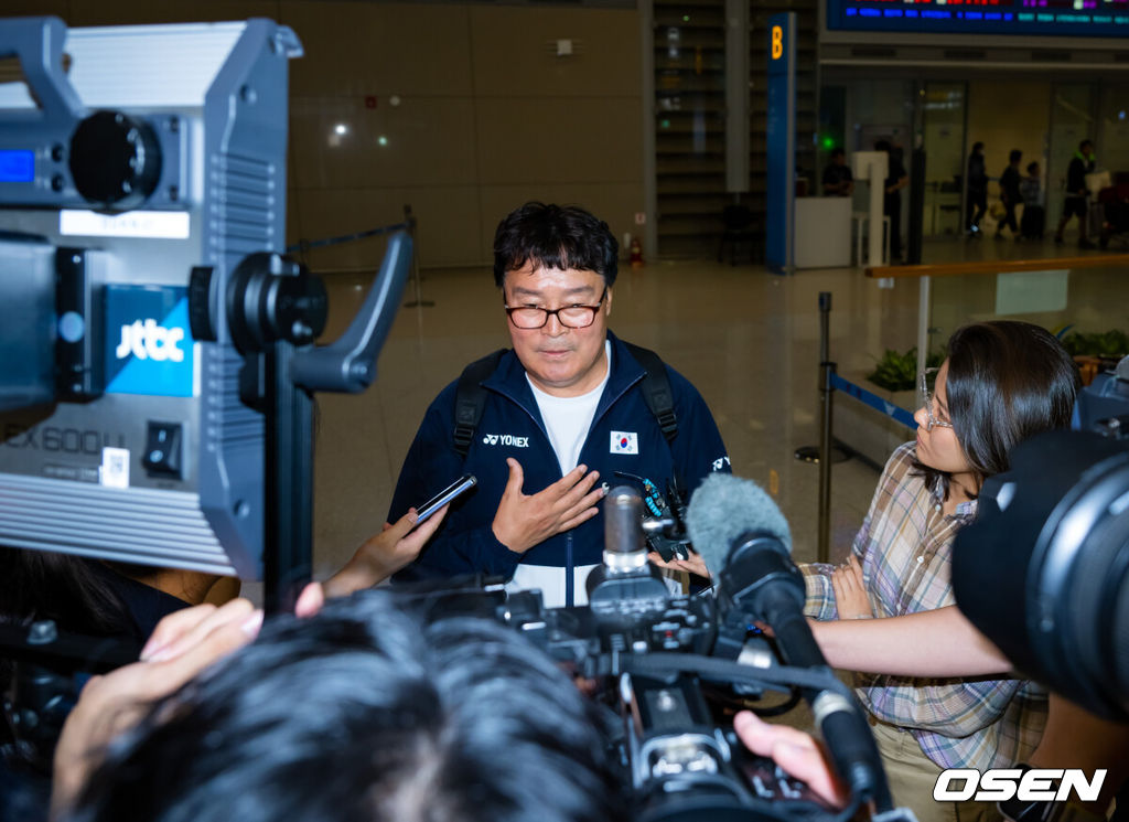 2024 파리 올림픽 배드민턴 대표팀의 수장 배드민턴 협회 김택규 회장이 7일 오전 인천국제공항을 통해 선수단 보다 먼저 귀국했다.<br /><br />세계랭킹 1위 안세영은 지난 5일(한국시간) 프랑스 파리 포르트 드 라 샤펠 경기장에서 열린 2024 파리 올림픽 배드민턴 여자 단식 결승전에서 세계랭킹 9위 허빙자오(중국)를 2-0(21-13, 21-16)으로 꺾고 우승을 차지했다. <br /><br />하지만 안세영은 경기 후 대한배드민턴협회의 선수 부상관리, 선수 육성 및 훈련방식, 협회의 의사결정 체계, 대회출전 등에 대한 문제점을 지적하는 폭탄 발언으로 눈길을 끌었다. <br /><br />배드민턴 협회 김택규 회장을 입국장을 통과한 후 취재진과 얘기를 나누고 있다. 2024.08.07 /rumi@osen.co.kr