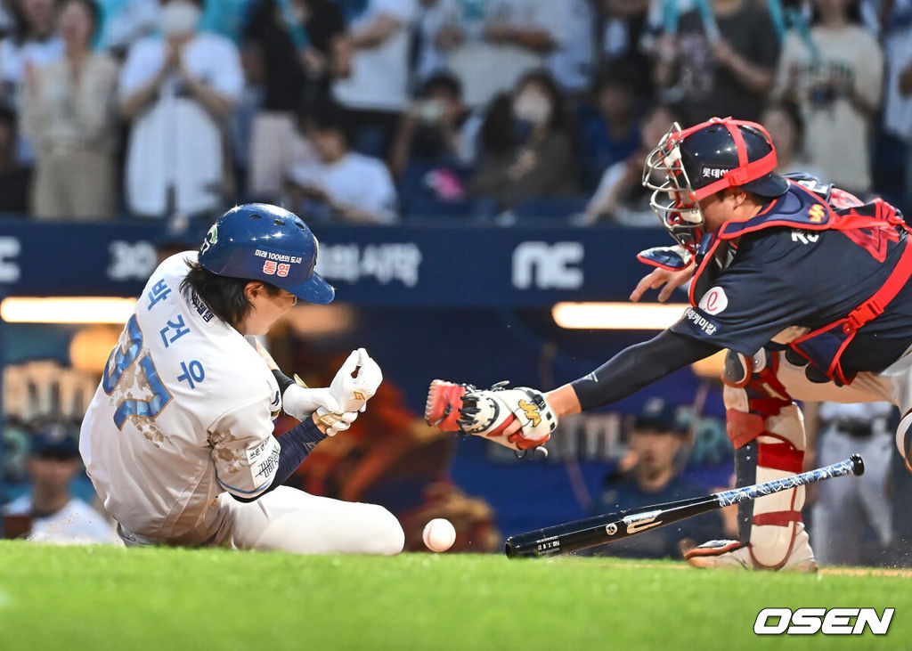 NC 박건우가 롯데 박세웅의 공에 손목을 맞고 쓰러지고 있다. 2024.07.26 / foto0307@osen.co.kr