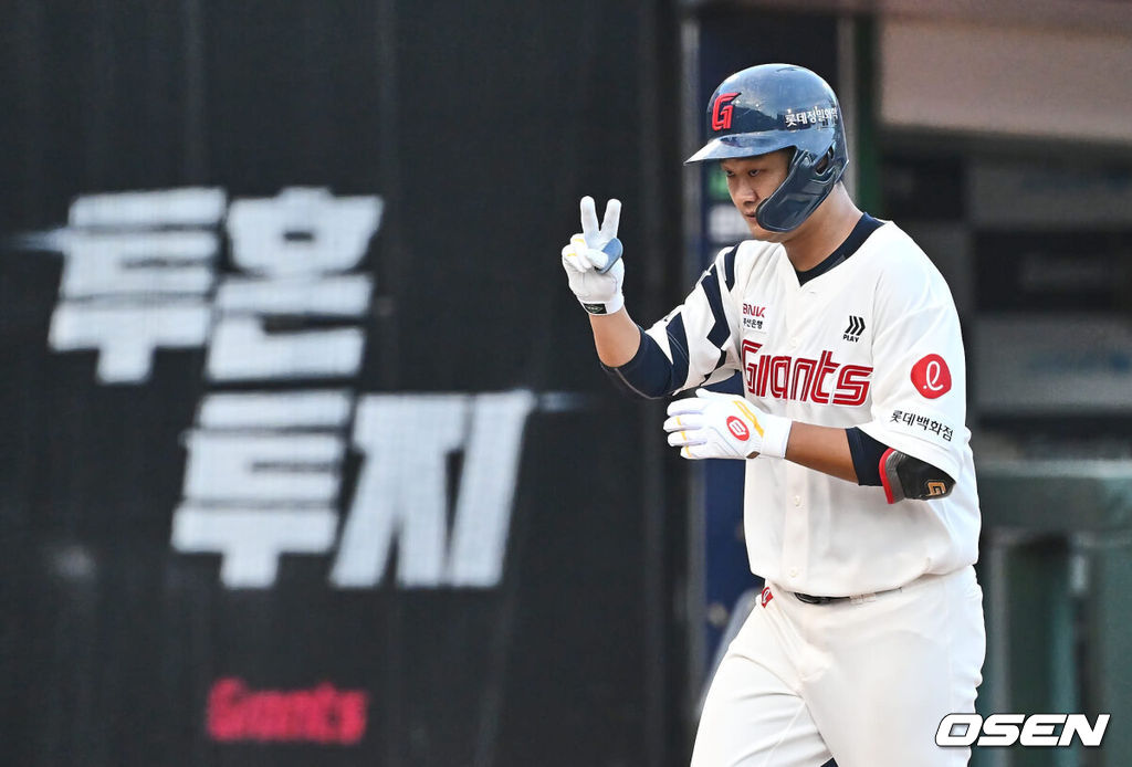 16일 부산 사직야구장에서 2024 신한 SOL 뱅크 KBO 리그 롯데 자이언츠와 키움 히어로즈의 경기가 열렸다. 홈팀 롯데는 반즈가 선발 출전하고 키움은 이종민이 선발 출전했다.롯데 자이언츠 손호영이 1회말 1사 2루 중월 2점 홈런을 치고 세리머니를 하고 있다. 2024.08.16 / foto0307@osen.co.kr