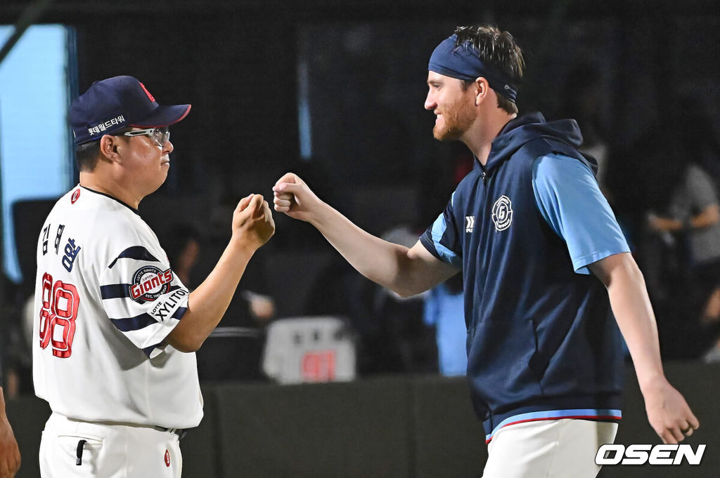 16일 부산 사직야구장에서 2024 신한 SOL 뱅크 KBO 리그 롯데 자이언츠와 키움 히어로즈의 경기가 열렸다. 홈팀 롯데는 반즈가 선발 출전하고 키움은 이종민이 선발 출전했다.롯데 자이언츠 김태형 감독이 키움 히어로즈에 4-0 완승하고 반즈와 기쁨을 나누고 있다. 2024.08.16 / foto0307@osen.co.kr