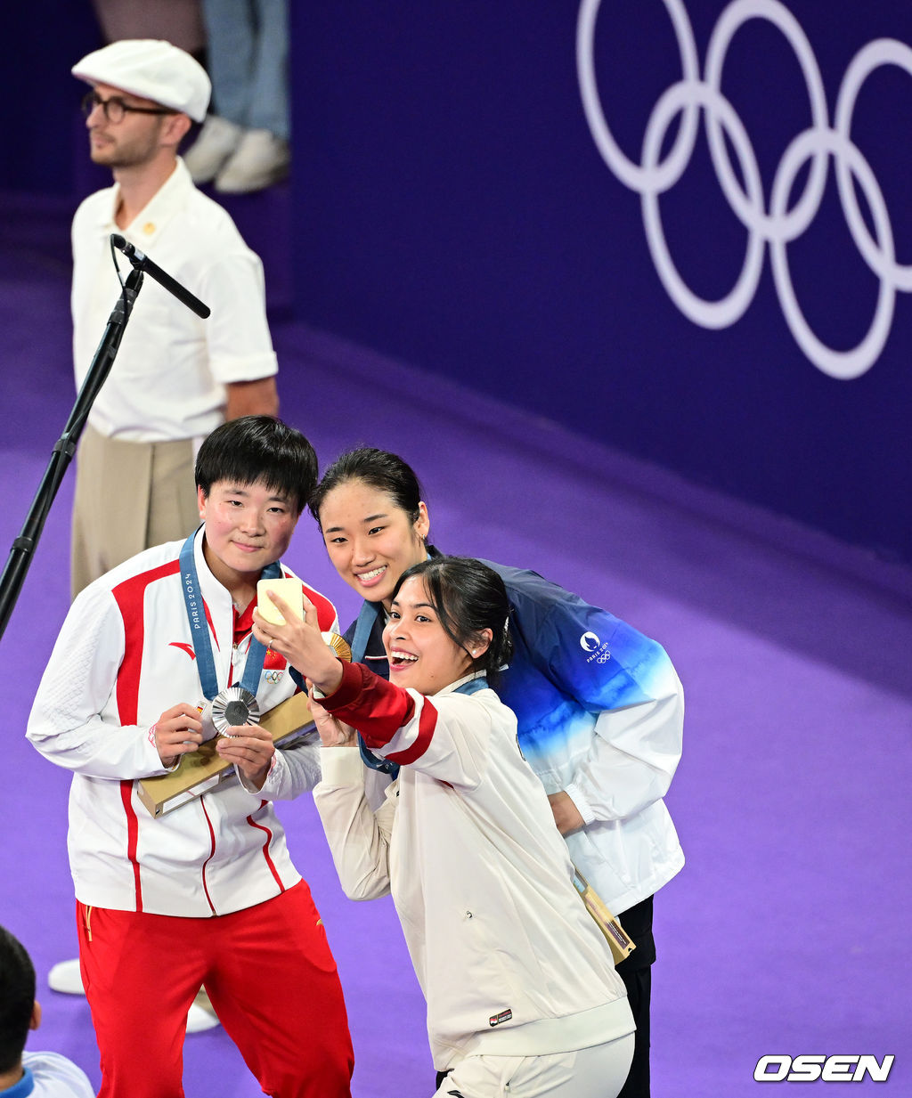 5일(한국시간) '셔틀콕 여제' 안세영(22, 삼성생명)이 꿈에 그리던 올림픽 금메달을 목에 걸었다.세계 랭킹 1위 안세영은 5일 오후(이하 한국시간) 프랑스 파리 포르트 드 라샤펠 경기장에서 열린 2024 파리올림픽 배드민턴 여자 단식 결승전에서 랭킹 9위 허빙자오(중국)를 2-0으로 꺾고 금메달을 획득 했다.  금메달 한국 안세영(가운데)와 은메달 중국 허빙자오, 동메달 인도네시아 툰중이 시상대에서 기념촬영을 있다. 2024.08.05 / dreamer@osen.co.kr