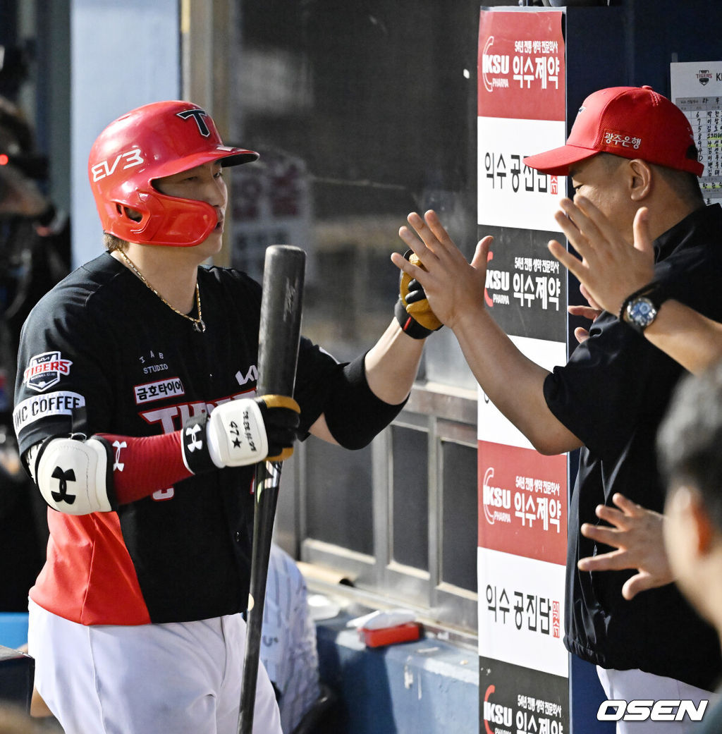 17일 오후 서울 잠실야구장에서 '2024 신한 SOL Bank KBO리그' LG 트윈스와 KIA 타이거즈의 경기가 열렸다.이날 LG는 손주영을, KIA는 라우어를 선발로 내세웠다.5회초 KIA 선두타자로 나온 나성범이 우중월 동점 솔로 홈런을 때린 후 덕아웃에서 이범호 감독과 하이파이브를 하고 있다. 2024.08.17 / rumi@osen.co.kr