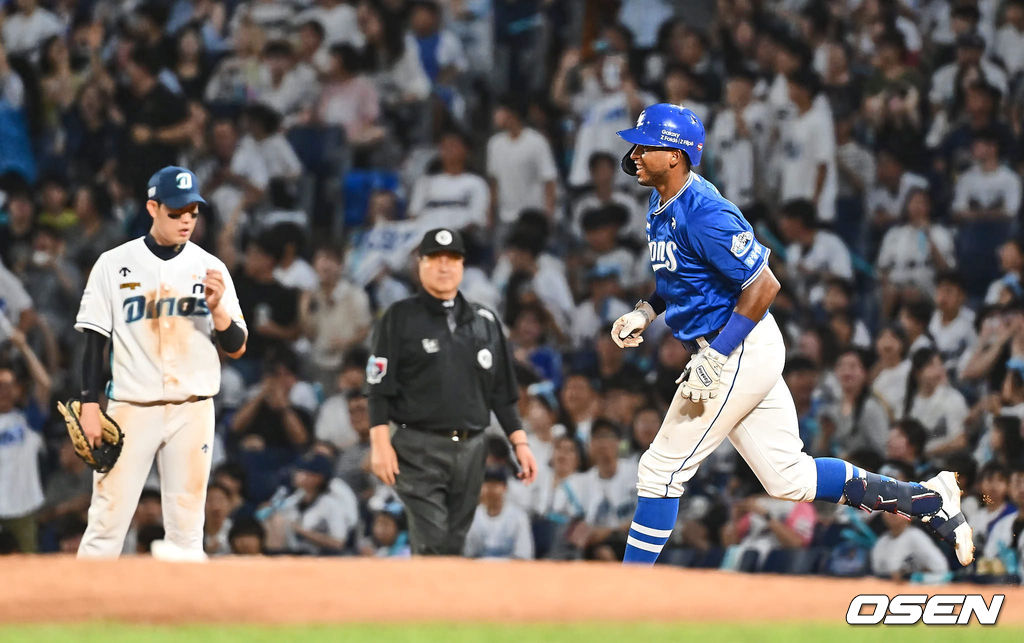 17일 창원NC파크에서 2024 신한 SOL 뱅크 KBO 리그 NC 다이노스와 삼성 라이온즈의 경기가 열렸다. 홈팀 NC는 신민혁이 선발 출전하고 방문팀 삼성 라이온즈는 이호성이 선발 출전했다. 삼성 라이온즈 디아즈가 6회초 무사 우월 백투백 홈런을 치고 그라운드를 돌고 있다. 2024.08.17 / foto0307@osen.co.kr