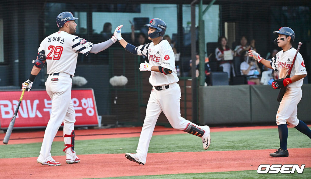 16일 부산 사직야구장에서 2024 신한 SOL 뱅크 KBO 리그 롯데 자이언츠와 키움 히어로즈의 경기가 열렸다. 홈팀 롯데는 반즈가 선발 출전하고 키움은 이종민이 선발 출전했다.롯데 자이언츠 손호영이 1회말 1사 2루 중월 2점 홈런을 치고 하이파이브를 하고 있다. 2024.08.16 / foto0307@osen.co.kr