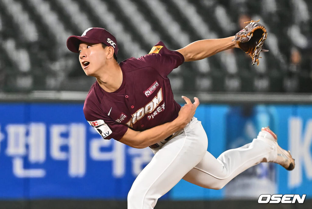 11일 부산 사직야구장에서 2024 신한 SOL 뱅크 KBO 리그 롯데 자이언츠와 SSG 랜더스의 더블헤더 2차전 경기가 열렸다. 홈팀 롯데는 한현희가 시즌 2승에 도전하고 꼴찌로 쳐진 키움은 하영민이 선발로 나서 반등을 노린다.키움 히어로즈 주승우가 역투하고 있다. 2024.06.11 / foto0307@osen.co.kr