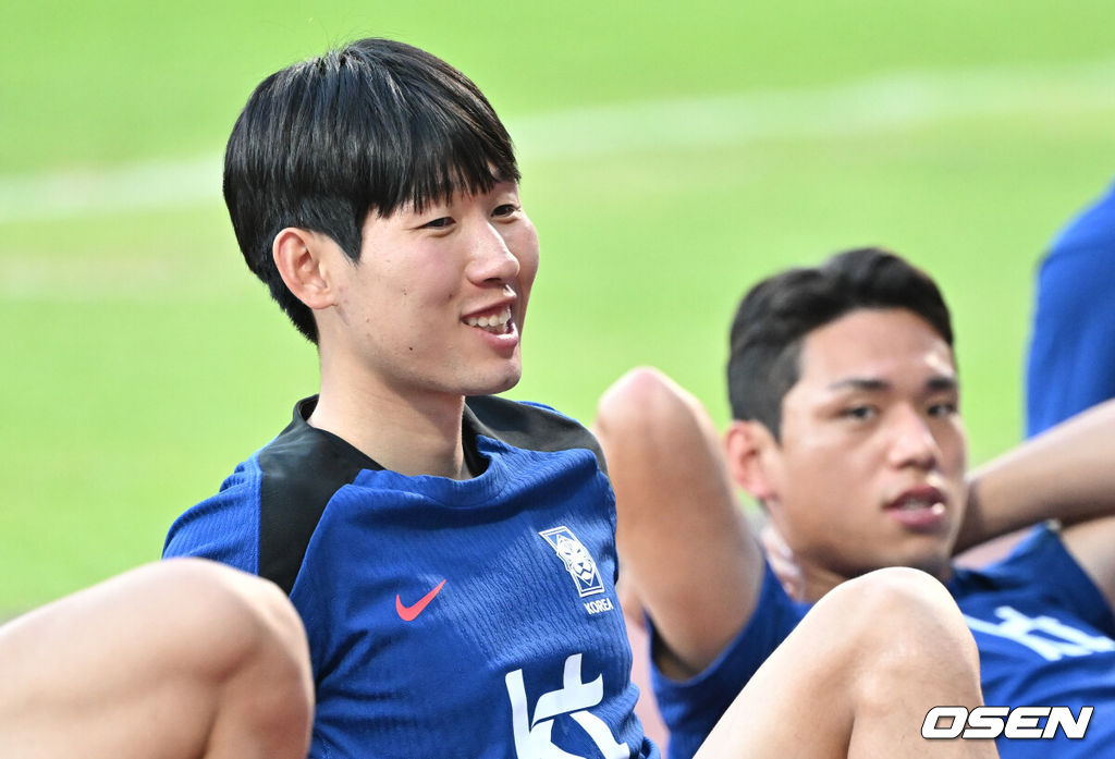 김도훈 임시 감독이 이끄는 한국 축구대표팀은 4일(이하 한국시간) 오후 8시부터 싱가포르 비샨에 위치한 비샨 스타디움에서 2026 국제축구연맹(FIFA) 북중미 월드컵 아시아 2차 예선 C조 5차전 싱가포르와 맞대결을 앞두고 현지 훈련에 나섰다.한국과 싱가포르의 경기는 오는 6일 오후 9시 싱가포르 더 내셔널 스타디움에서 킥오프 한다.한국 축구대표팀 홍현석이 스트레칭을 하고 있다. 2024.06.04 / cej@osen.co.kr