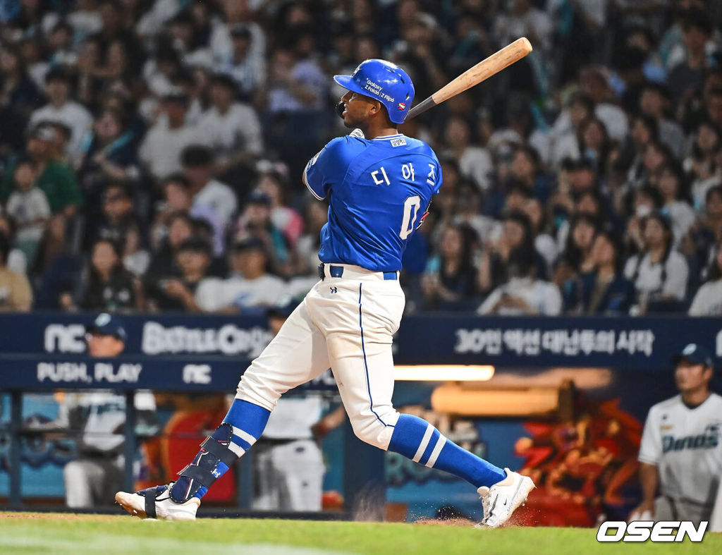 17일 창원NC파크에서 2024 신한 SOL 뱅크 KBO 리그 NC 다이노스와 삼성 라이온즈의 경기가 열렸다. 홈팀 NC는 신민혁이 선발 출전하고 방문팀 삼성 라이온즈는 이호성이 선발 출전했다. 삼성 라이온즈 디아즈가 6회초 무사 우월 백투백 홈런을 치고 타구를 바라보고 있다. 2024.08.17 / foto0307@osen.co.kr