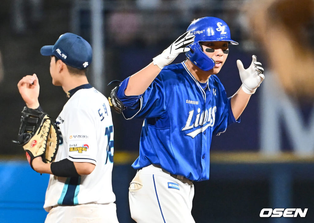 17일 창원NC파크에서 2024 신한 SOL 뱅크 KBO 리그 NC 다이노스와 삼성 라이온즈의 경기가 열렸다. 홈팀 NC는 신민혁이 선발 출전하고 방문팀 삼성 라이온즈는 이호성이 선발 출전했다. 삼성 라이온즈 김영웅이 8회초 2사 2루 우중간 동점 1타점 2루타를 치고 세리머니를 하고 있다. 2024.08.17 / foto0307@osen.co.kr