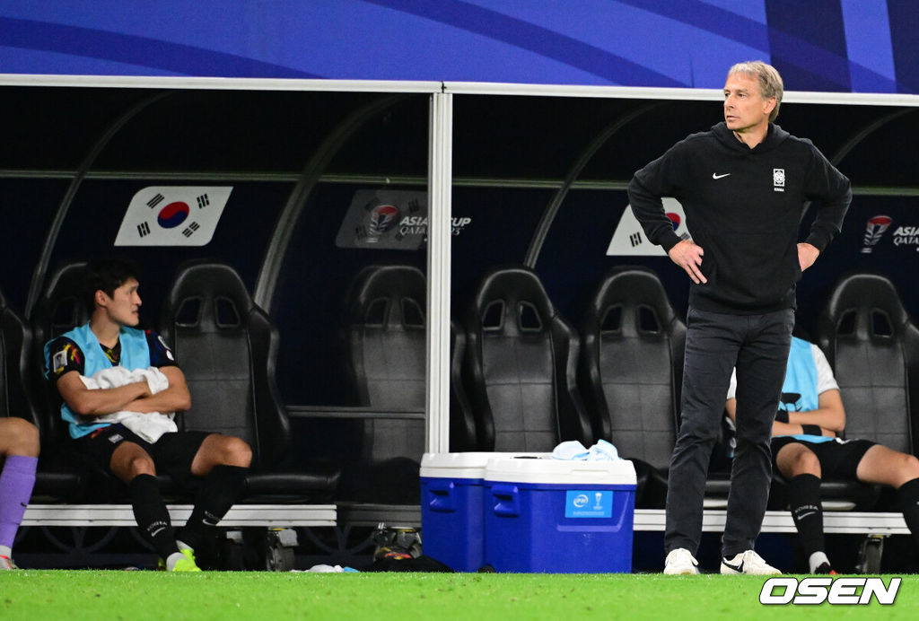 한국이 결승 진출에 실패했다.위르겐 클린스만 감독이 이끄는 대한민국 축구대표팀은 7일 0시(한국시간) 카타르 알라이얀 아흐마드 빈 알리 스타디움에서 요르단과 2023 아시아축구연맹(AFC) 카타르 아시안컵 4강전을 치러 0-2로 패했다. 결승 진출에 실패했다. 동시에 64년 만의 우승도 일궈내지 못했다.후반 클린스만 감독과 박용우가 경기를 지켜보고 있다. 2024.02.07 / jpnews.osen.co.kr