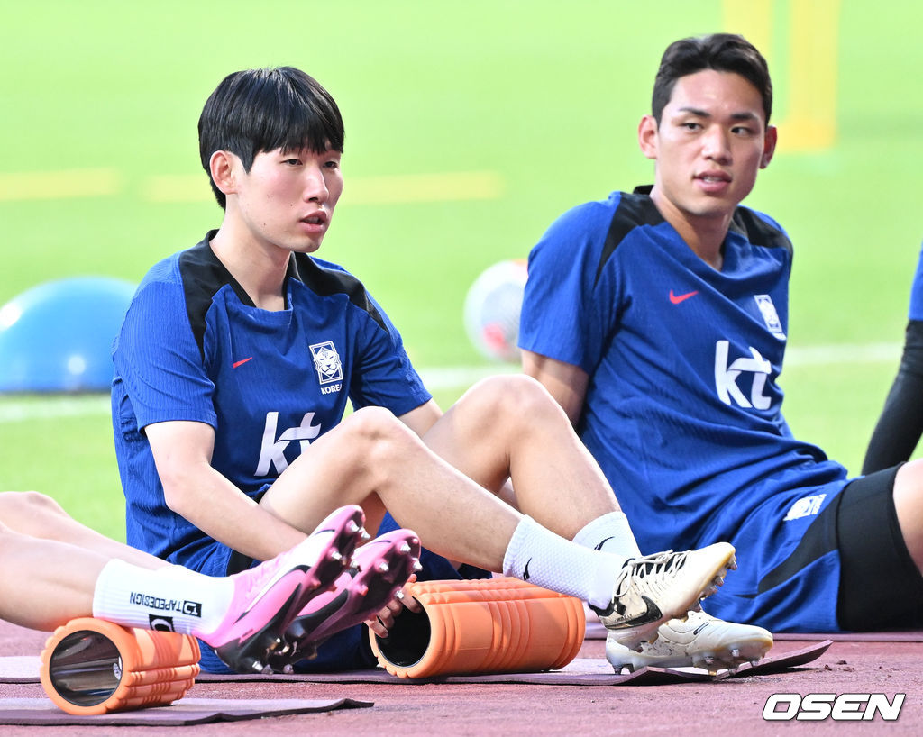 김도훈 임시 감독이 이끄는 한국 축구대표팀은 4일(이하 한국시간) 오후 8시부터 싱가포르 비샨에 위치한 비샨 스타디움에서 2026 국제축구연맹(FIFA) 북중미 월드컵 아시아 2차 예선 C조 5차전 싱가포르와 맞대결을 앞두고 현지 훈련에 나섰다.<br /><br />한국과 싱가포르의 경기는 오는 6일 오후 9시 싱가포르 더 내셔널 스타디움에서 킥오프 한다.<br /><br />한국 축구대표팀 홍현석(가운데)이 훈련을 하고 있다. 2024.06.04 / cej@osen.co.kr