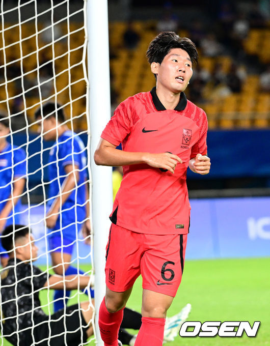 21일 오후 중국 진화 스타디움에서 '제19회 항저우아시아게임' 남자축구 조별리그 E조 2차전 대한민국과 태국의 경기가 열렸다.<br /><br />전반 한국 홍현석이 선제골을 작렬시킨 뒤 기뻐하고 있다. 2023.09.21 / dreamer@osen.co.kr<br />