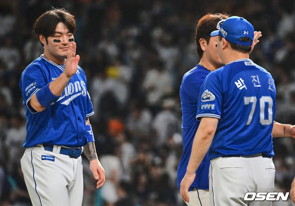 17일 창원NC파크에서 2024 신한 SOL 뱅크 KBO 리그 NC 다이노스와 삼성 라이온즈의 경기가 열렸다. 홈팀 NC는 신민혁이 선발 출전하고 방문팀 삼성 라이온즈는 이호성이 선발 출전했다. 삼성 라이온즈 박병호가 NC 다이노스에 5-4 짜릿한 역전승을 거두고 박진만 감독과 하이파이브를 하고 있다. 2024.08.17 / foto0307@osen.co.kr