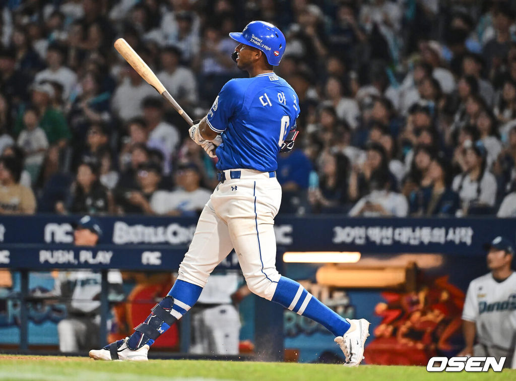 17일 창원NC파크에서 2024 신한 SOL 뱅크 KBO 리그 NC 다이노스와 삼성 라이온즈의 경기가 열렸다. 홈팀 NC는 신민혁이 선발 출전하고 방문팀 삼성 라이온즈는 이호성이 선발 출전했다. 삼성 라이온즈 디아즈가 6회초 무사 우월 백투백 홈런을 치고 타구를 바라보고 있다. 2024.08.17 / foto0307@osen.co.kr