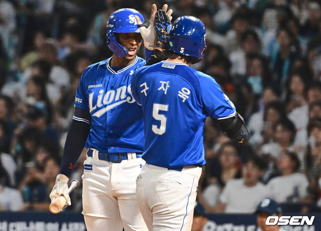 17일 창원NC파크에서 2024 신한 SOL 뱅크 KBO 리그 NC 다이노스와 삼성 라이온즈의 경기가 열렸다. 홈팀 NC는 신민혁이 선발 출전하고 방문팀 삼성 라이온즈는 이호성이 선발 출전했다. 삼성 라이온즈 디아즈가 6회초 무사 우월 솔로 홈런을 친 구자욱과 하이파이브를 하고 있다. 2024.08.17 / foto0307@osen.co.kr