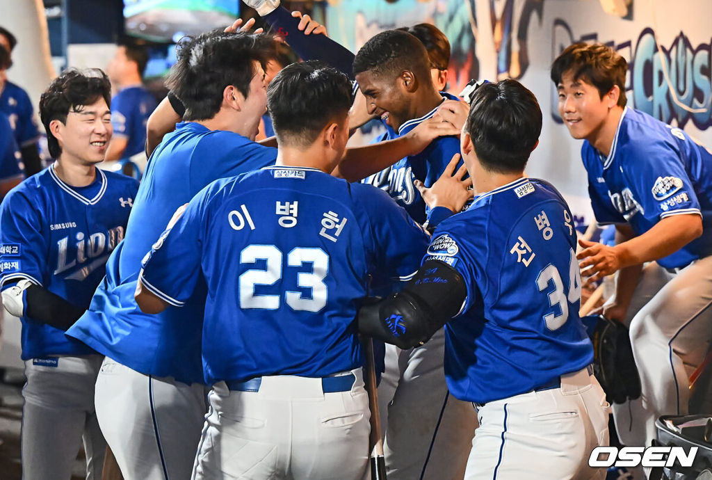 17일 창원NC파크에서 2024 신한 SOL 뱅크 KBO 리그 NC 다이노스와 삼성 라이온즈의 경기가 열렸다. 홈팀 NC는 신민혁이 선발 출전하고 방문팀 삼성 라이온즈는 이호성이 선발 출전했다. 삼성 라이온즈 디아즈가 6회초 무사 우월 백투백 홈런을 치고 축하를 받고 있다. 2024.08.17 / foto0307@osen.co.kr