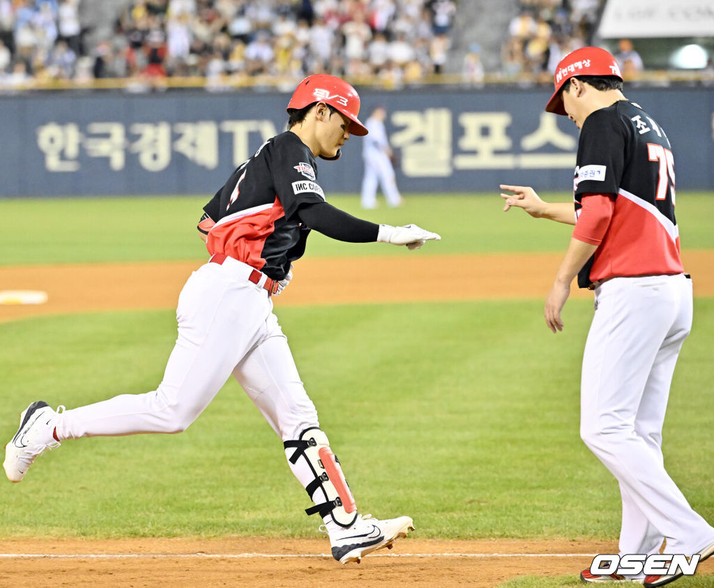 17일 오후 서울 잠실야구장에서 '2024 신한 SOL Bank KBO리그' LG 트윈스와 KIA 타이거즈의 경기가 열렸다.이날 LG는 손주영을, KIA는 라우어를 선발로 내세웠다.6회초 2사 주자 만루 KIA 김도영이 중월 만루 홈런을 때린 후 그라운드를 돌고 있다. 2024.08.17 / rumi@osen.co.kr