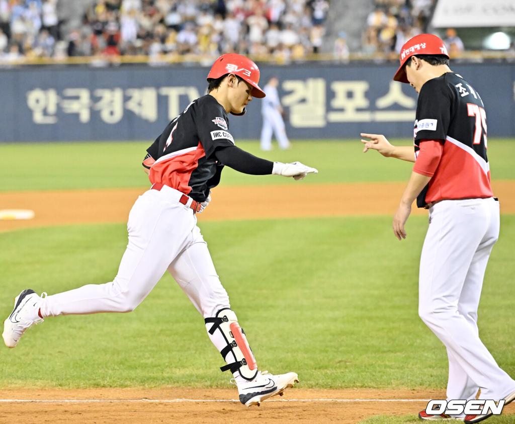 17일 오후 서울 잠실야구장에서 '2024 신한 SOL Bank KBO리그' LG 트윈스와 KIA 타이거즈의 경기가 열렸다.이날 LG는 손주영을, KIA는 라우어를 선발로 내세웠다.6회초 2사 주자 만루 KIA 김도영이 중월 만루 홈런을 때린 후 그라운드를 돌고 있다. 2024.08.17 / rumi@osen.co.kr